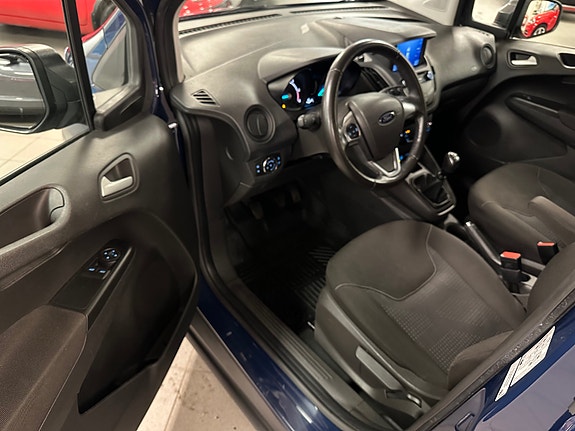 Ford Transit Courier 10 of 30