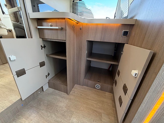 Challenger 398 XLB Queenbed, 150HK, Automat+++ 13 of 28