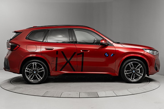BMW iX1 5 of 30