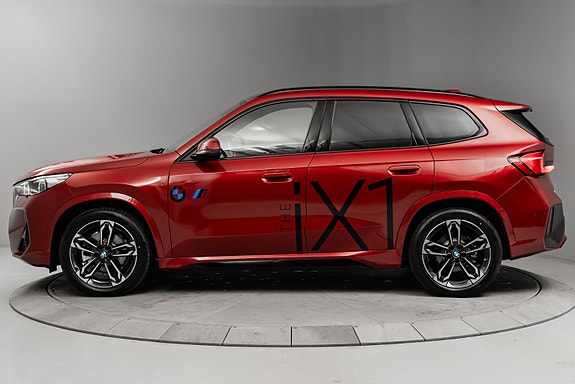 BMW iX1 2 of 30