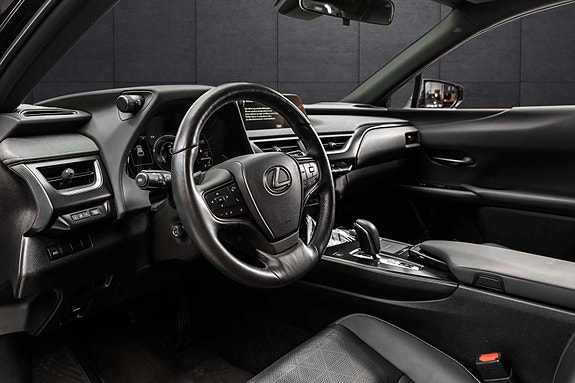 Lexus UX300e 11 of 30