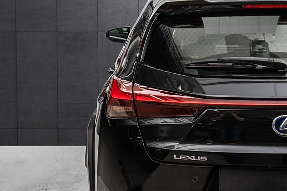 Lexus UX300e 7 of 30