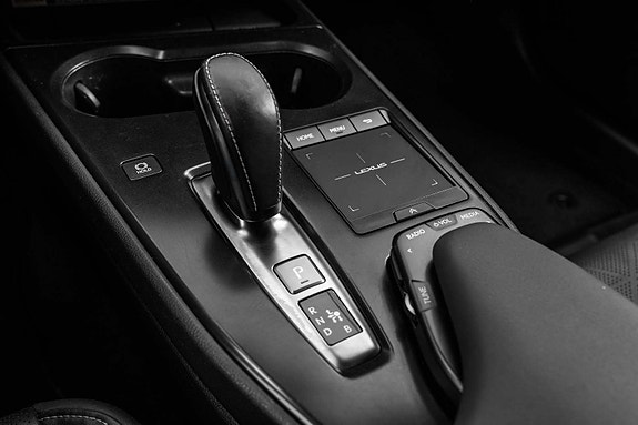 Lexus UX300e 24 of 30