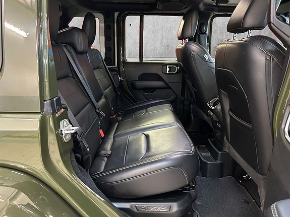 Jeep Wrangler Unlimited 14 of 30