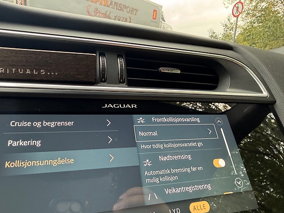 Jaguar I-PACE 24 of 30
