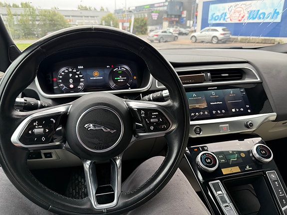 Jaguar I-PACE 17 of 30