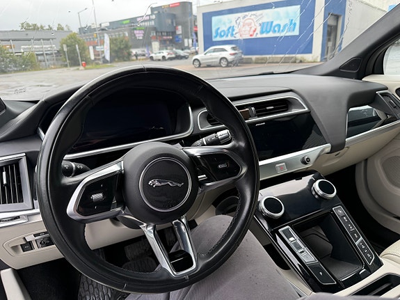 Jaguar I-PACE 16 of 30