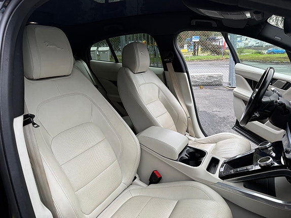 Jaguar I-PACE 13 of 30