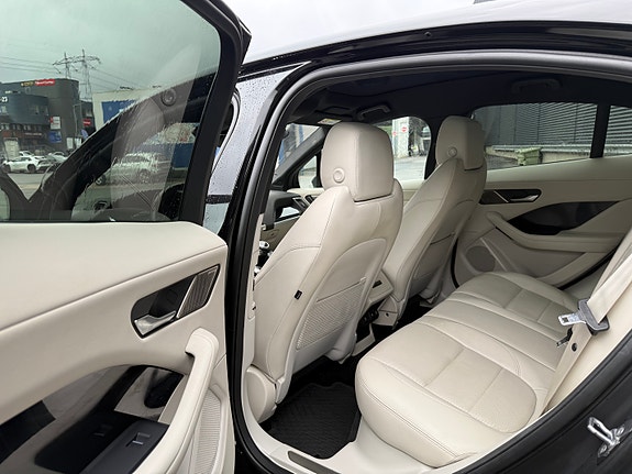 Jaguar I-PACE 12 of 30