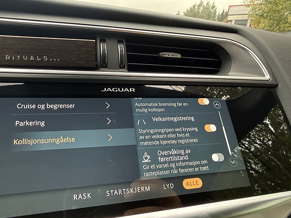Jaguar I-PACE 26 of 30