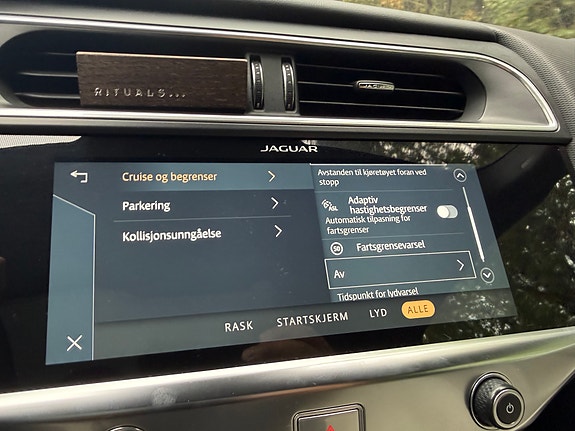 Jaguar I-PACE 25 of 30