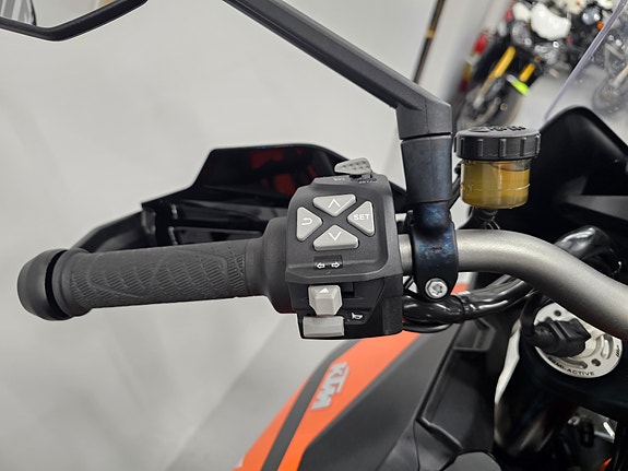 KTM 1290 Super Duke GT 7 of 9