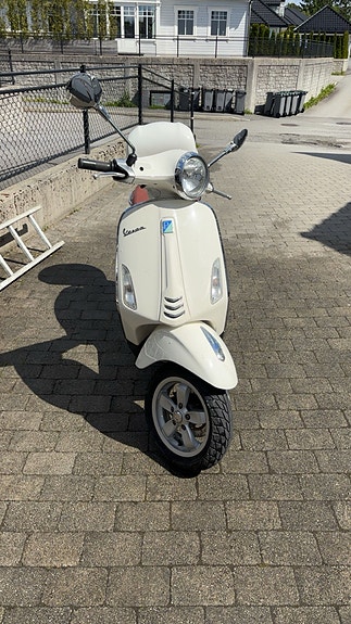 Vespa Primavera 50 2 of 4