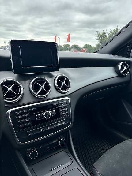 Mercedes-Benz CLA180 16 of 22