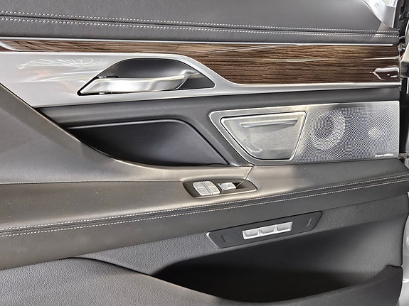 BMW 740Le 16 of 30