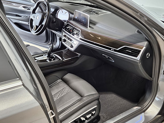 BMW 740Le 10 of 30