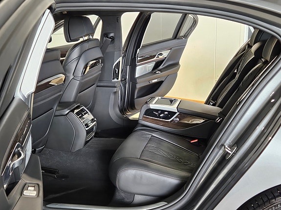 BMW 740Le 13 of 30