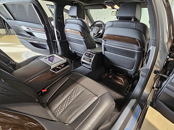 BMW 740Le 28 of 30