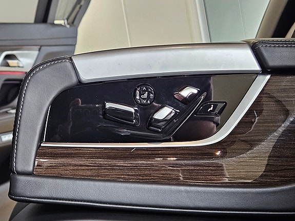 BMW 740Le 17 of 30