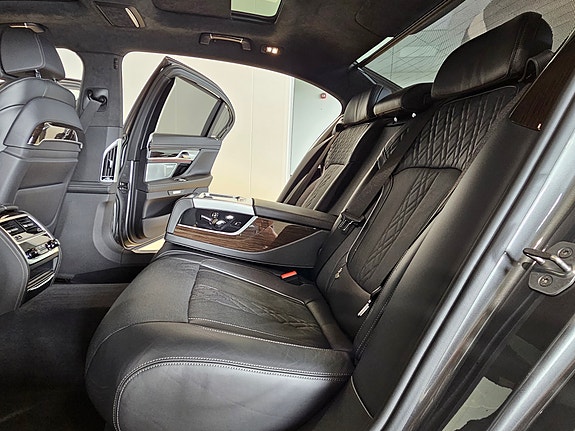 BMW 740Le 14 of 30