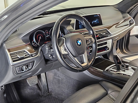BMW 740Le 7 of 30