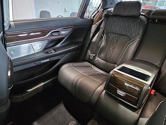 BMW 740Le 15 of 30