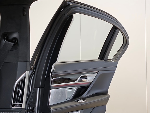 BMW 740Le 23 of 30