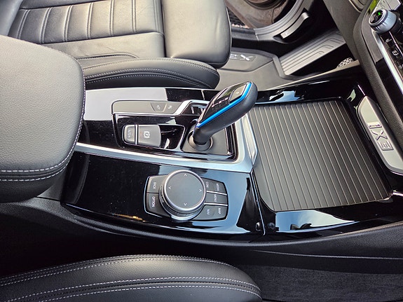 BMW iX3 8 of 29
