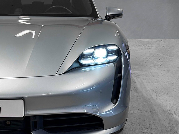 Porsche Taycan 10 of 30