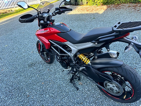 Ducati Hyperstrada 7 of 11