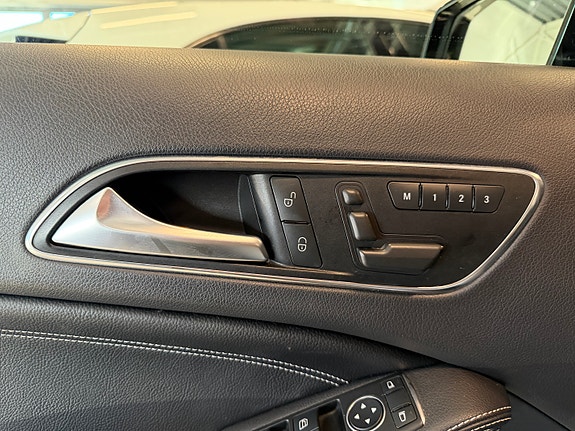 Mercedes-Benz GLA200 27 of 27
