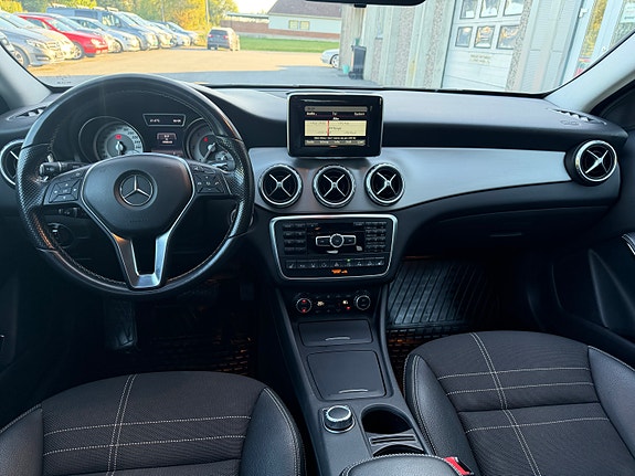 Mercedes-Benz GLA200 13 of 27