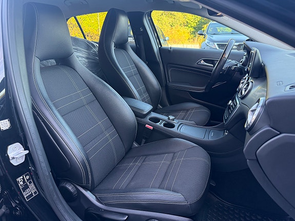 Mercedes-Benz GLA200 17 of 27