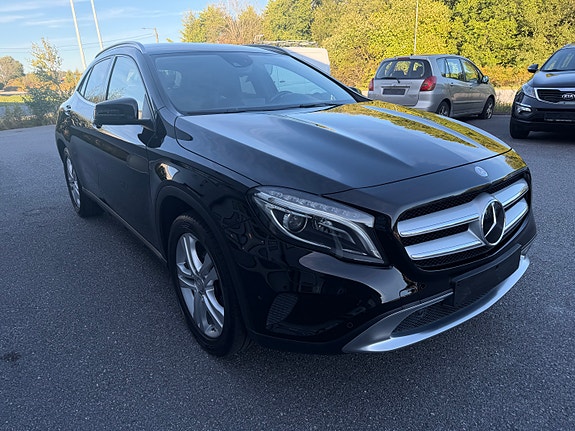 Mercedes-Benz GLA200 4 of 27