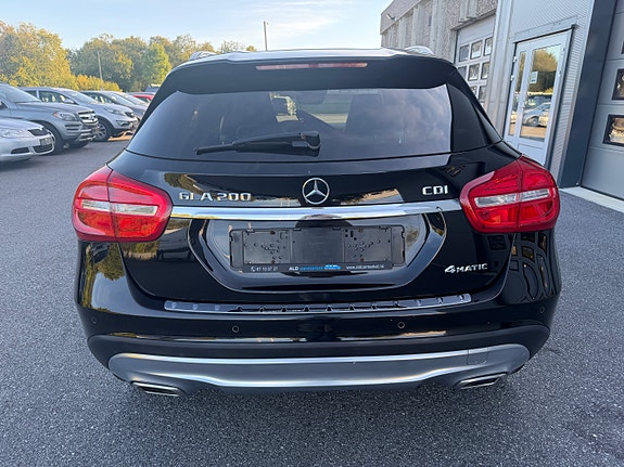 Mercedes-Benz GLA200 9 of 27