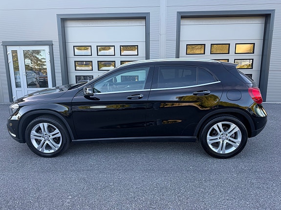 Mercedes-Benz GLA200 11 of 27