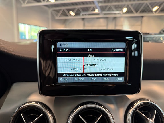 Mercedes-Benz GLA200 24 of 27