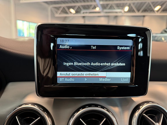 Mercedes-Benz GLA200 25 of 27