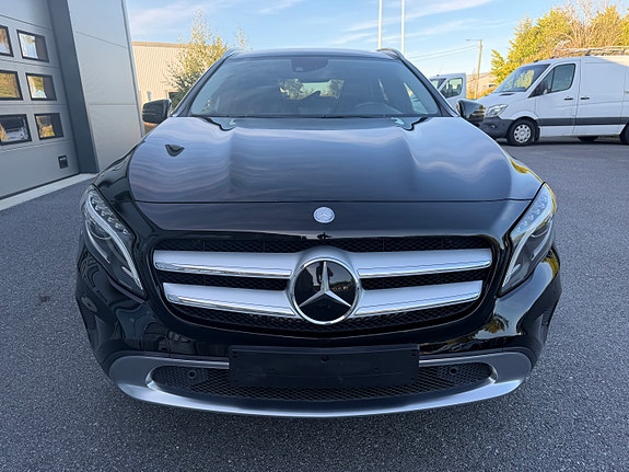 Mercedes-Benz GLA200 3 of 27