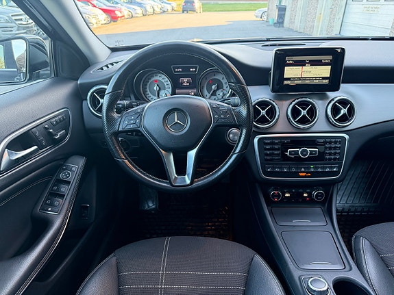 Mercedes-Benz GLA200 14 of 27