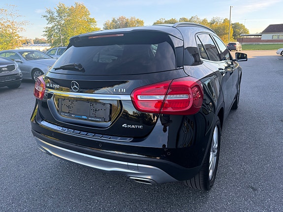 Mercedes-Benz GLA200 8 of 27