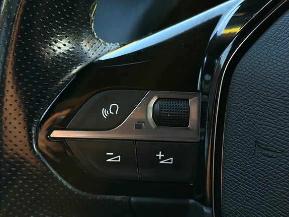 Peugeot e-2008 16 of 16