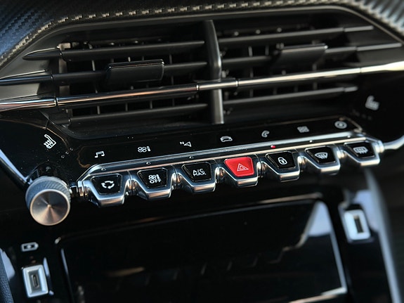 Peugeot e-2008 11 of 16