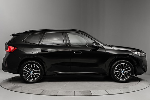 BMW iX1 5 of 30