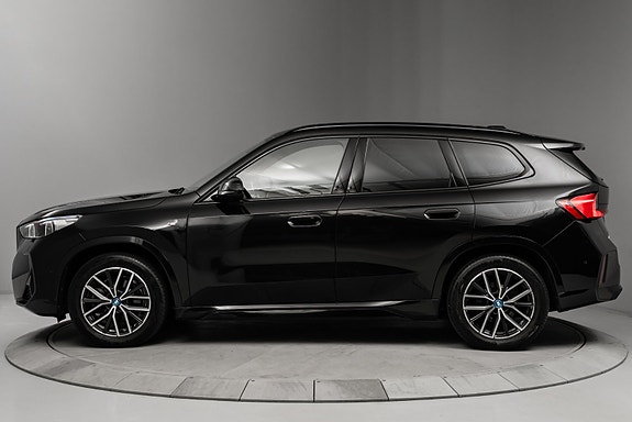 BMW iX1 2 of 30