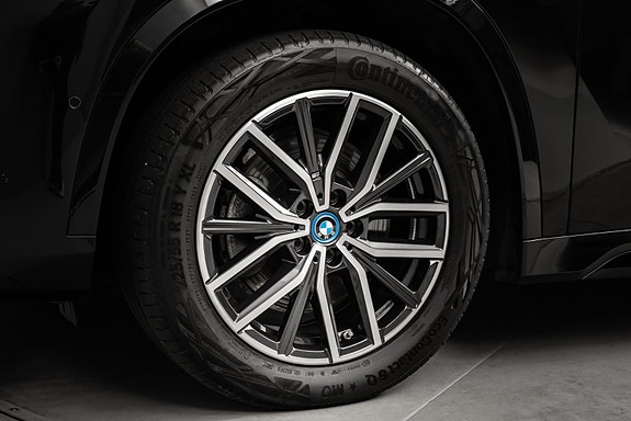 BMW iX1 11 of 30