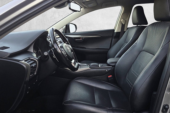 Lexus NX300h 16 of 30