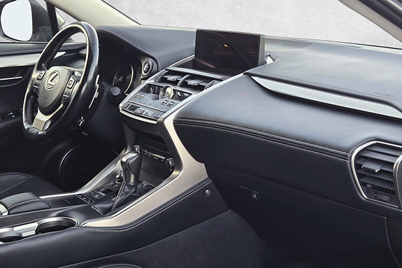 Lexus NX300h 17 of 30