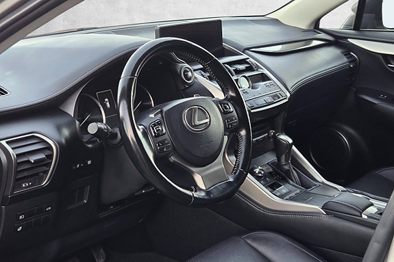 Lexus NX300h 15 of 30