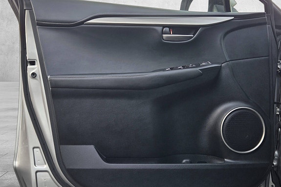 Lexus NX300h 14 of 30